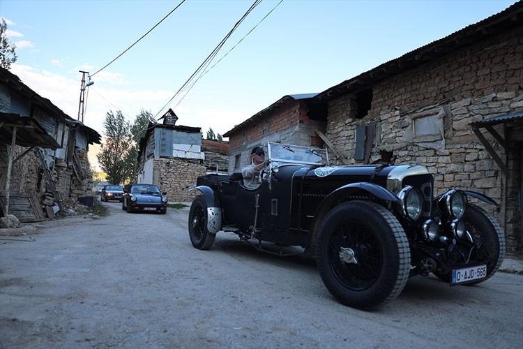 Belçika'dan yola çıkan klasik otomobil tutkunları Bayburt'ta
