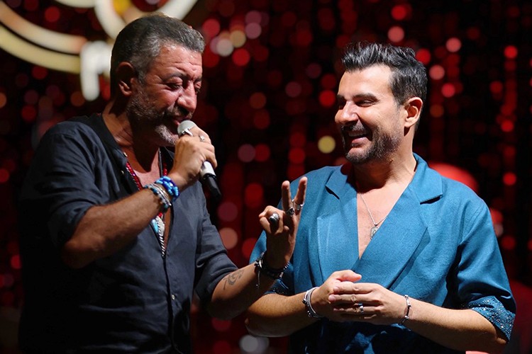 Hayranları sahneden indirmedi