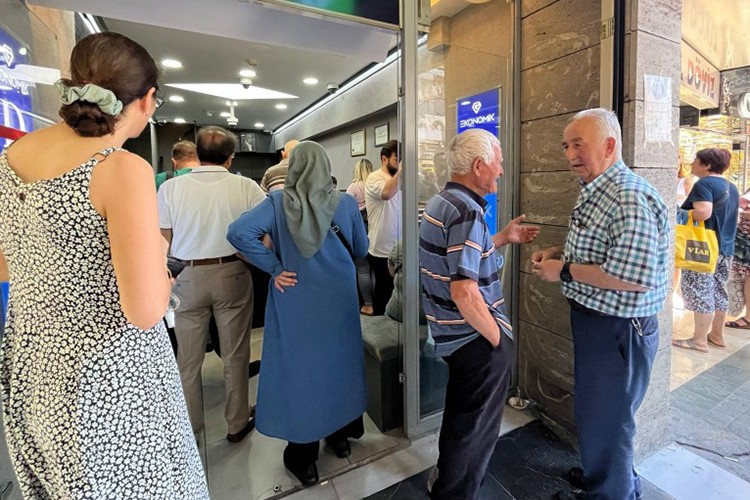 Dolar 47.57 liradan açıldı
