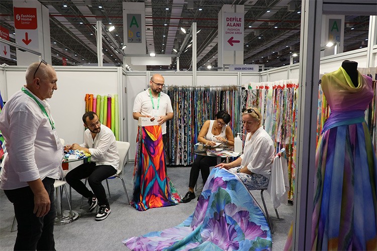 İzmir'de hazır giyim ve ev tekstili sektörü buluştu