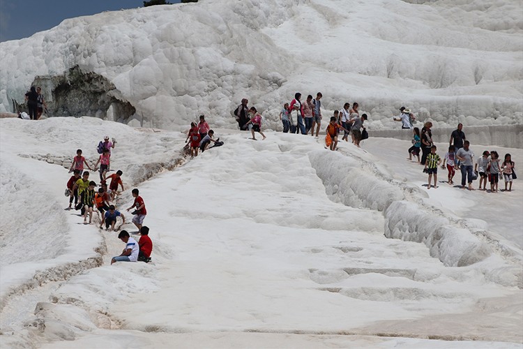 Pamukkale'de bayram tatili yoğunluğu sürüyor