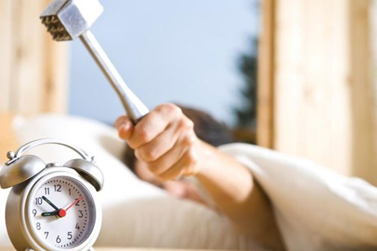 Alarm erteleme alışkanlığı yorgunluk hissini artırıyor