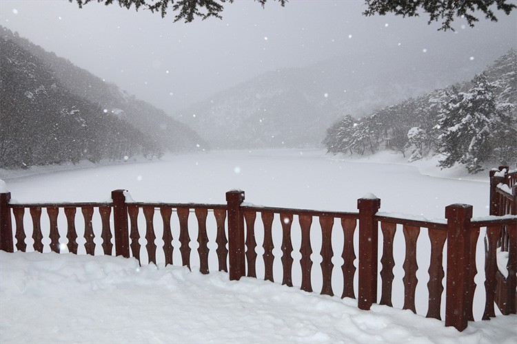 Amasya'da karla kaplanan Boraboy Gölü görüntülendi