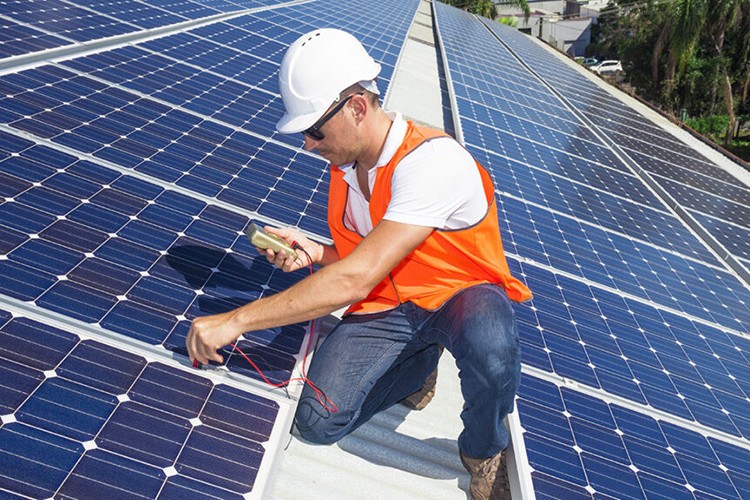 Eskiyen güneş panellerinin geri dönüştürülmesi için yol haritasına ihtiyaç var