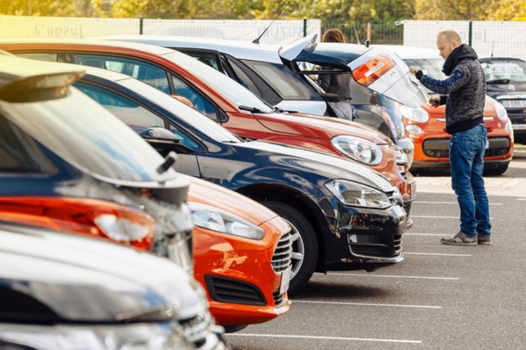 İkinci el on-line oto pazarında zirve değişmedi