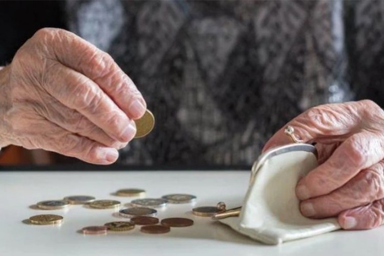 Yaşlı aylığı 2 bin 348 liraya yükseltildi