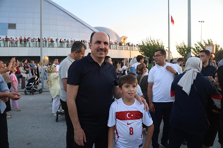 Türk Yıldızları'nın gösterisini vatandaşlarla birlikte izledi