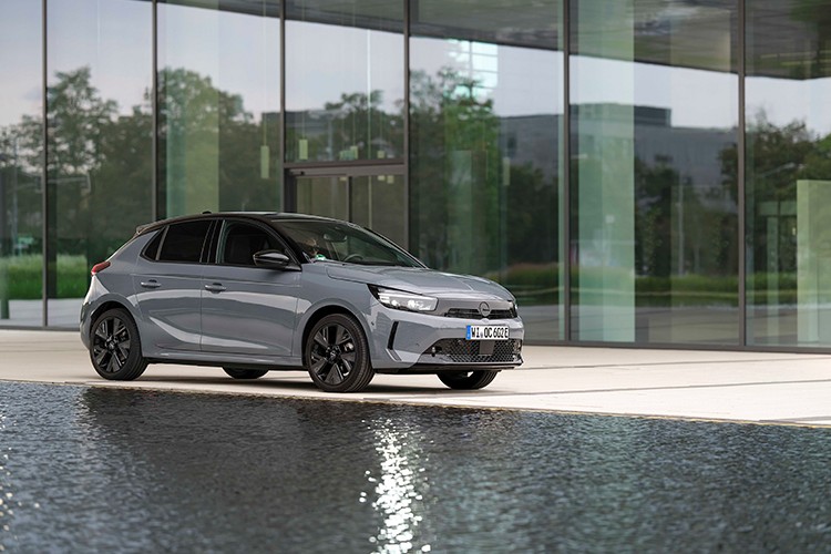 Yeni Opel Corsa, daha güvenli sürüş sağlıyor