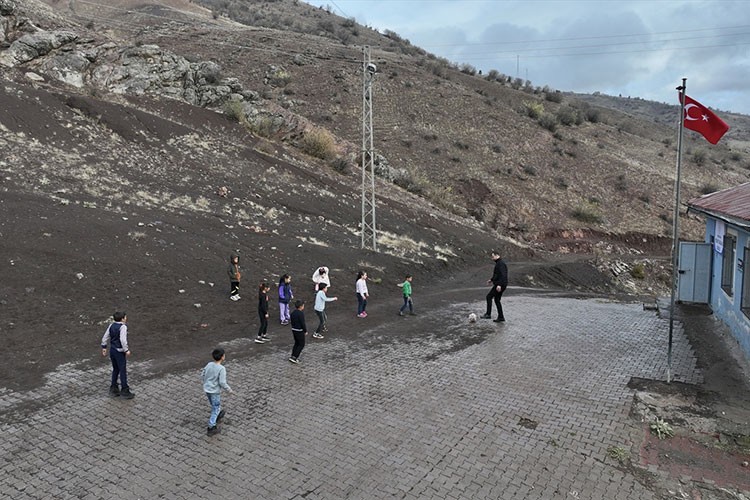Ramazan öğretmen, günde 100 kilometre yolu öğrencileri için aşıyor