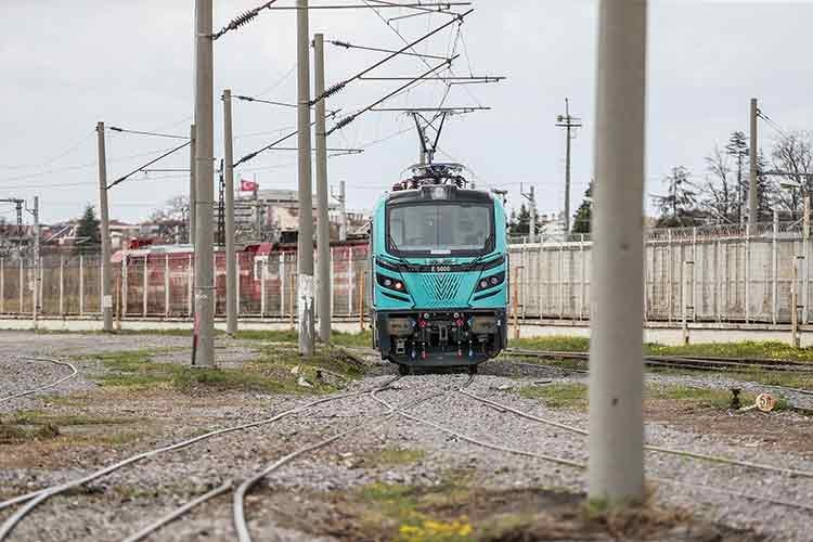 Yerli elektrikli lokomotif raylara indiriliyor