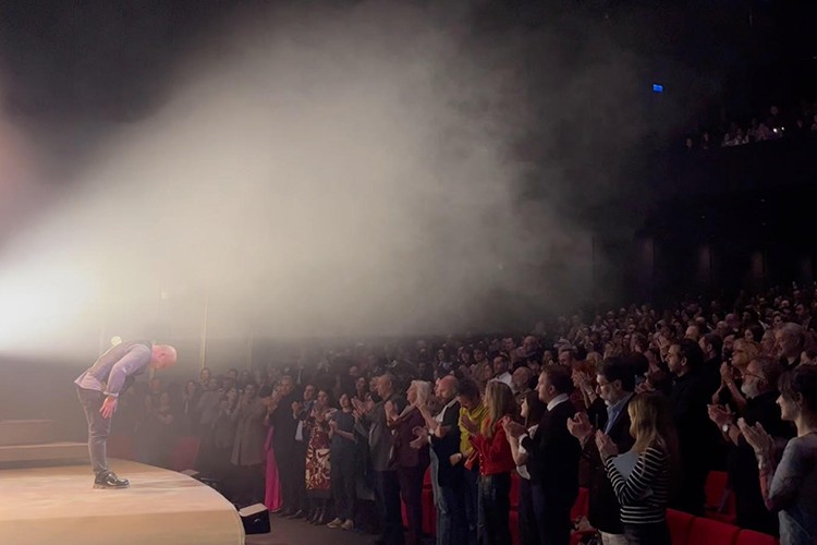 Galada Serkan Keskin dakikalarca alkışlandı