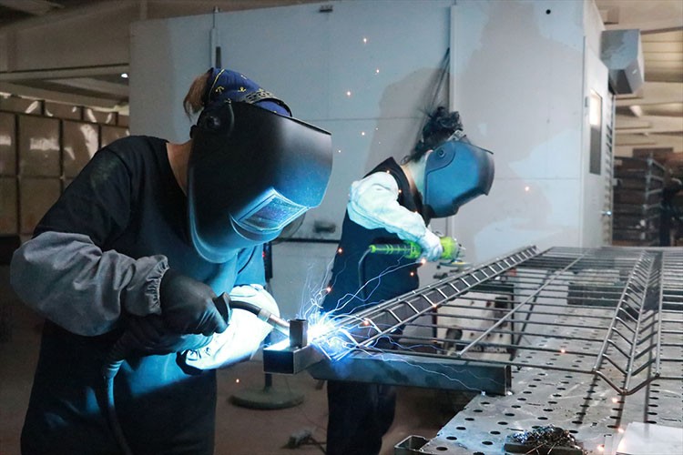 Kaynakçılığı öğrenen kadınlar aile ekonomisine katkı sağlıyor