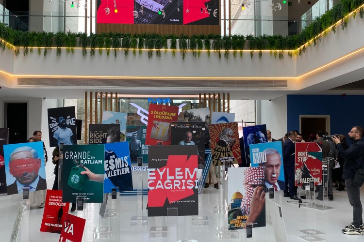 İSRAİLİN SAVAŞ SUÇU AFİŞLERE TAŞINDI