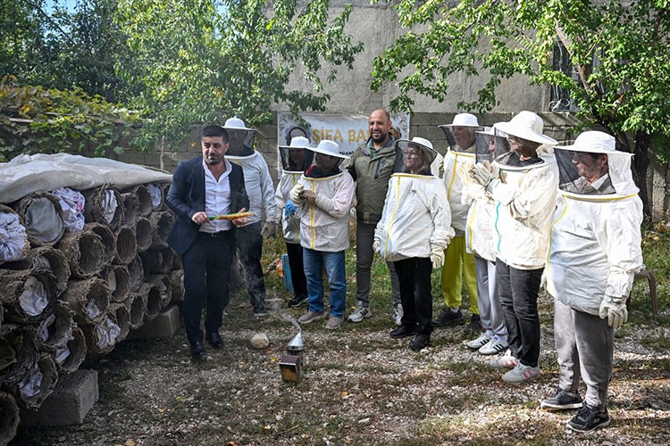 Van'a gelen 50 kişilik turist kafilesi bal hasadı yaptı