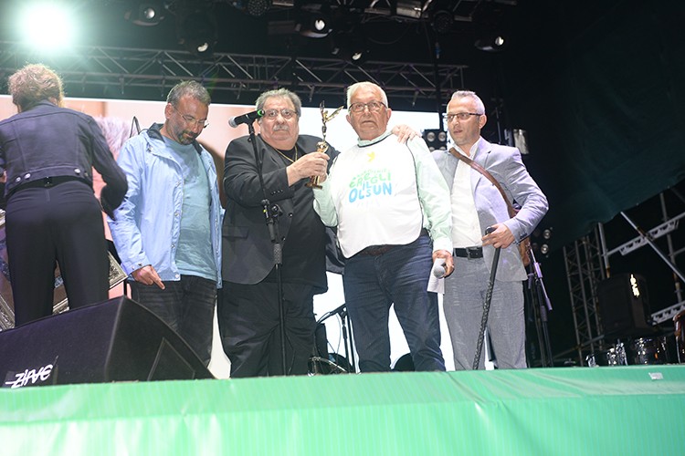 Orkestrası selda mahsur kaldı, playback okumak zorunda kaldı