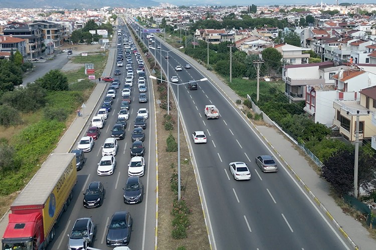 Edremit Körfezi'ndeki yollarda bayram tatili yoğunluğu