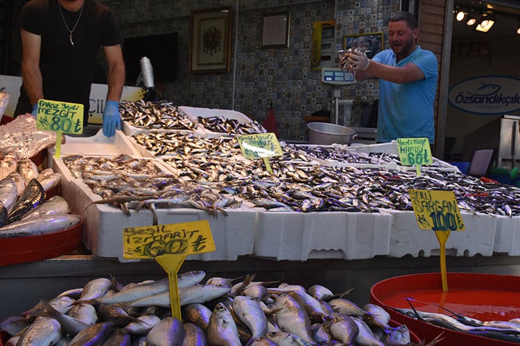 Trabzon'da balıkçı tezgahlarında hamsi bolluğu