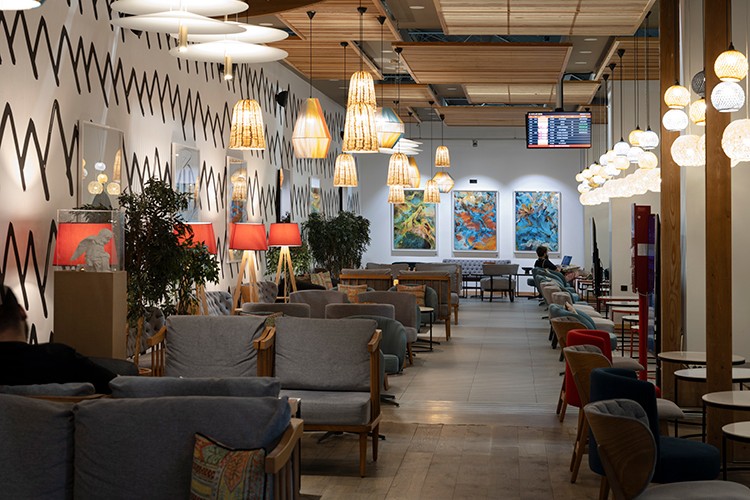 Seyahat deneyimini sanatla zenginleştiriyor