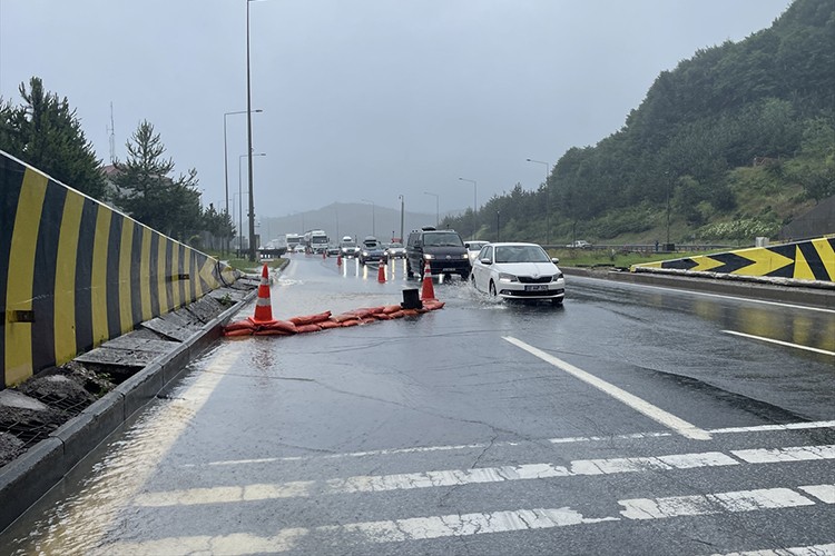 Sağanak nedeniyle Anadolu Otoyolu'na taşan su ulaşımı aksattı