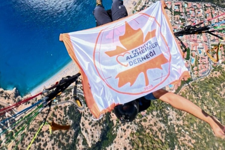 Fethiye'de Alzheimer farkındalığı için yamaç paraşütü uçuşu yapıldı