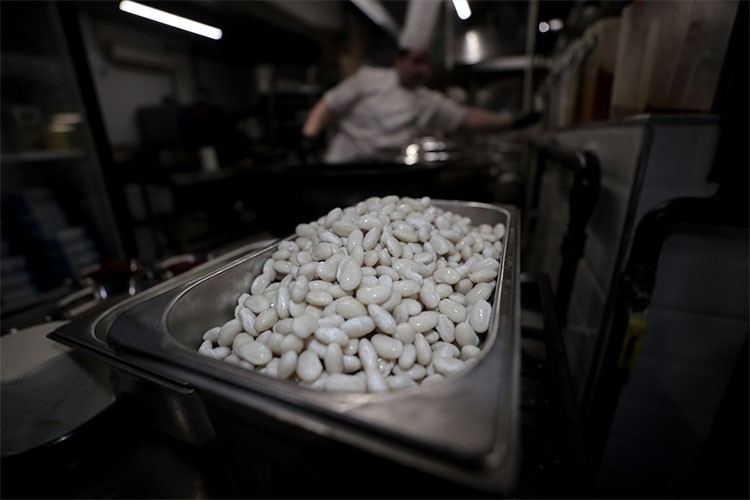 Cerrah kuru fasulyesi ıslatmaya gerek kalmadan pişiyor