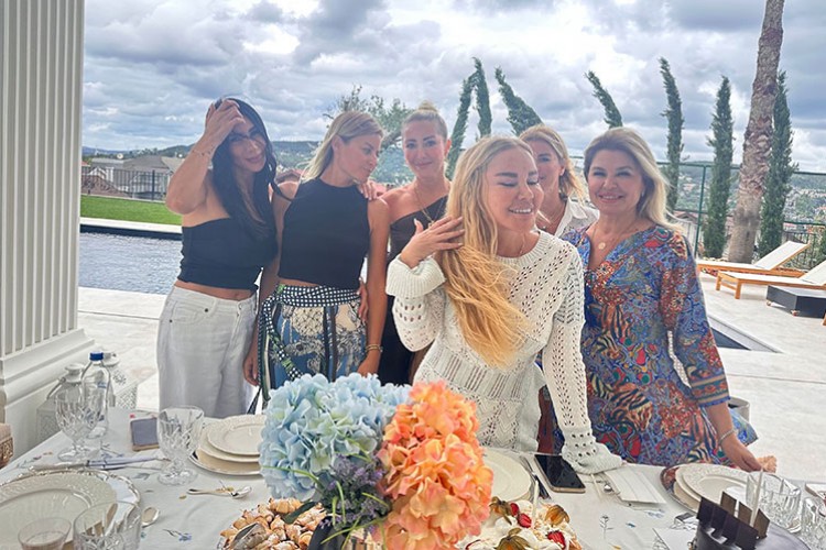 Doğumgününü havuz başında kutladılar