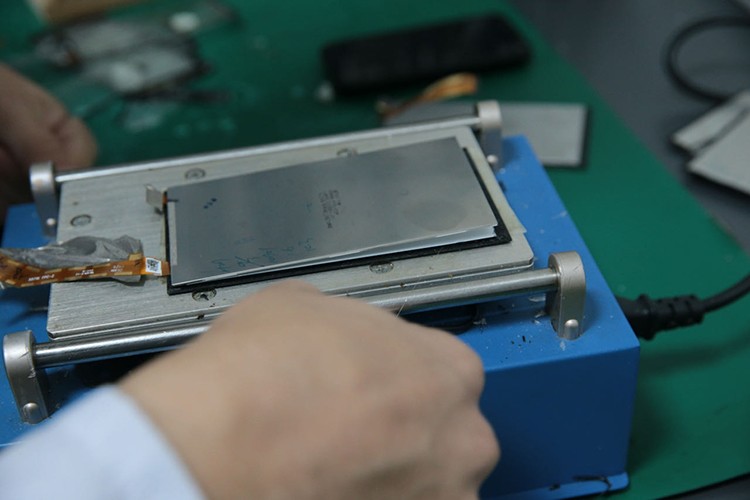 Hasarlı cep telefonu ekranlarını "çöp" olmaktan kurtarıyor