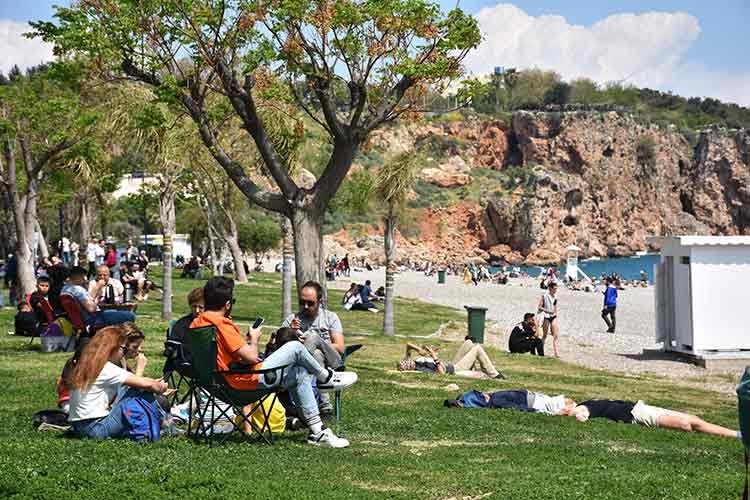 Güney sahillerinde bayram tatili yoğunluğu yaşanıyor