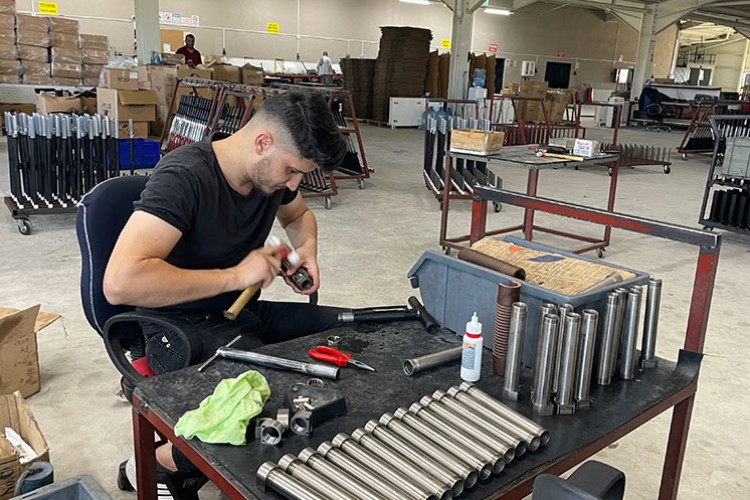 Tezgahtarın kurduğu silah fabrikasında 90 kişi istihdam ediliyor