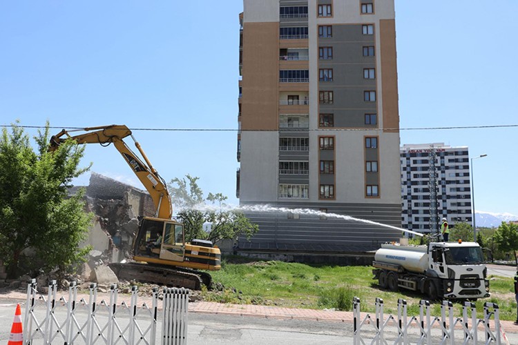 Melikgazi metruk binalardan temizleniyor