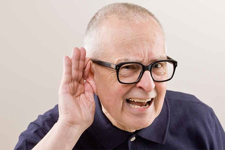 İleri derece işitme kaybı demans riskini artırıyor