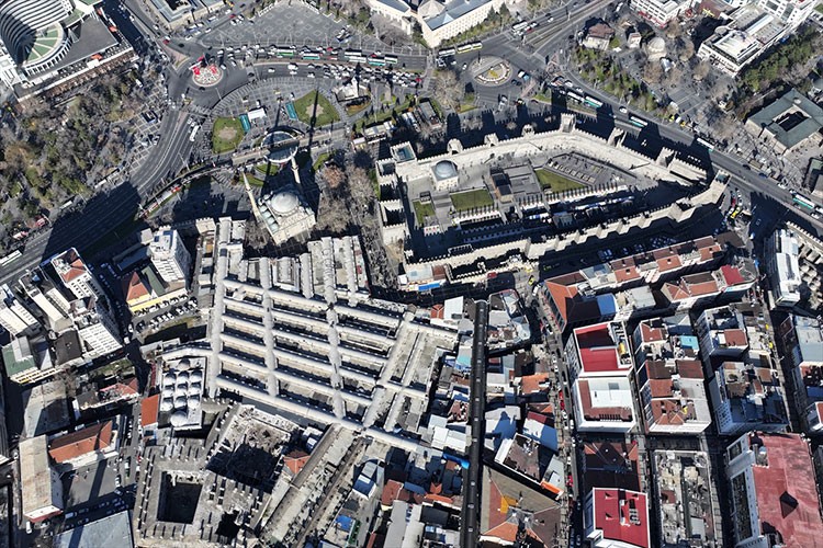 Sekiz asırlık Kapalı Çarşı AVM'lere direniyor