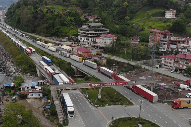 Sarp Sınır Kapısı'nda tır kuyruğu çilesi