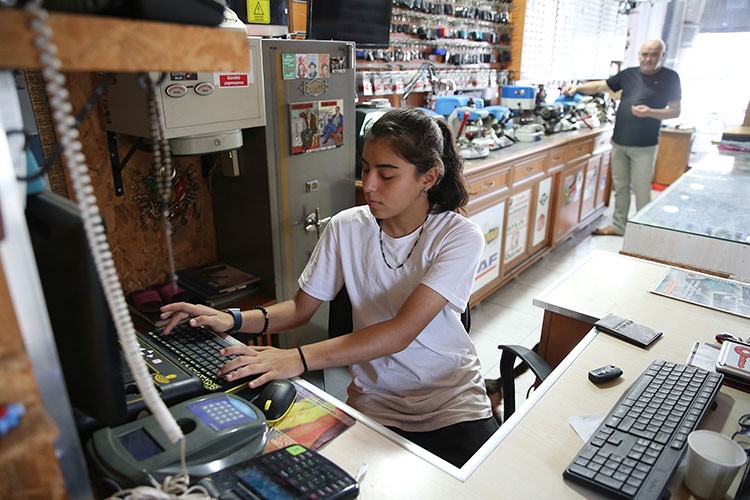 16 yaşındaki genç kız, baba mesleği anahtarcılığa el attı
