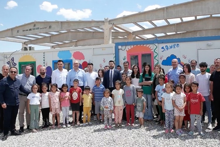 Depremzede çocuklara 5 bin adet tablet