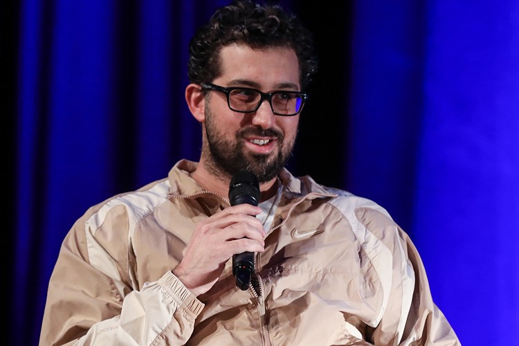 Doğu Demirkol; Kendimi Sahneye Atarak Sevilmeye Çalışıyor Olabilirim