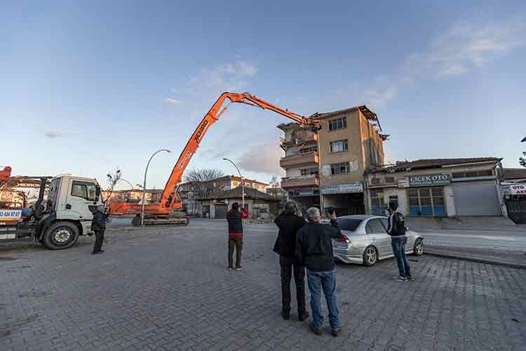 Malatya'da enkaz kaldırma çalışmaları sürüyor