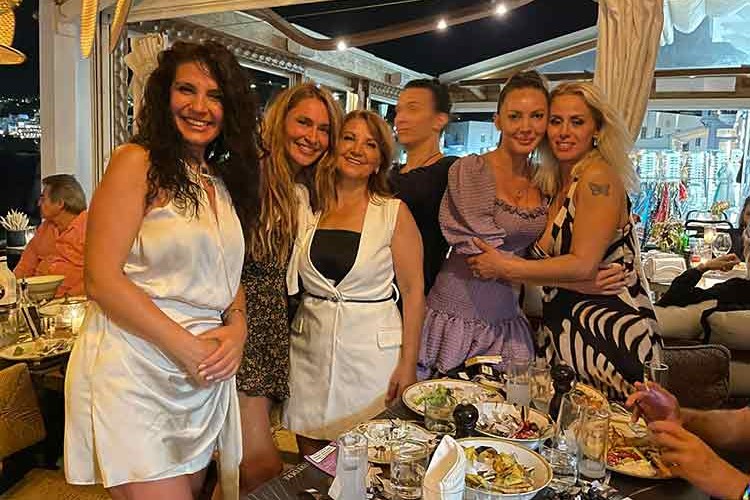 Mikonos'ta İzmir Marşlı kutlama