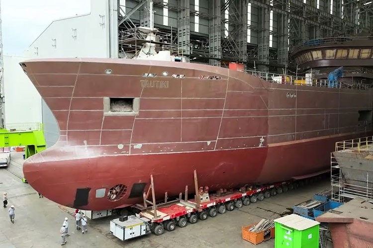 Sefine, Napier'e ikinci balıkçı gemisini teslim etti