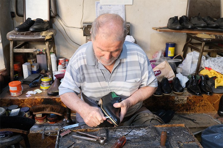 10 metrekarelik dükkanlarında zamana direniyor