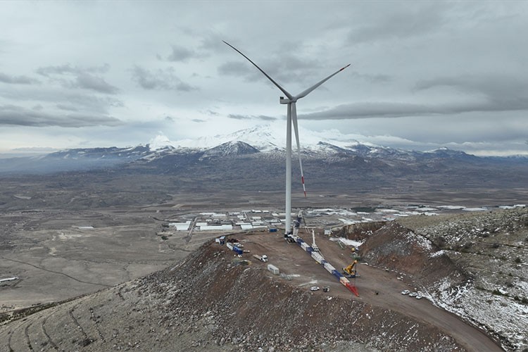 Keyseri'de RES projesinde ilk türbinin montajı tamamlandı