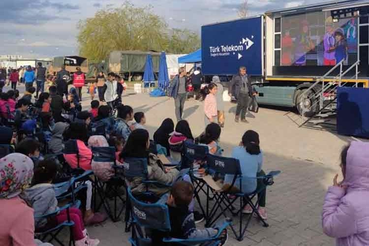 Deprem bölgesindeki çocukların yanında