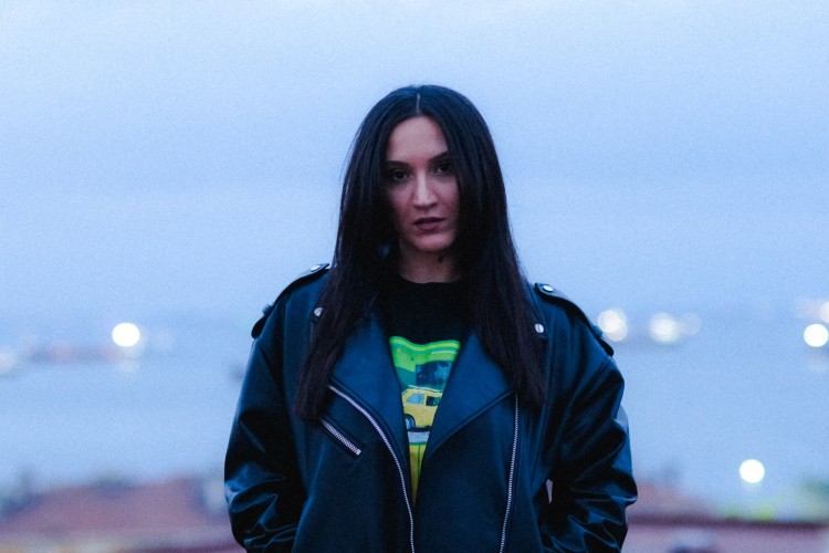 Ece Barak'ın yeni şarkısı Emir Can İğren imzasıyla yayımda