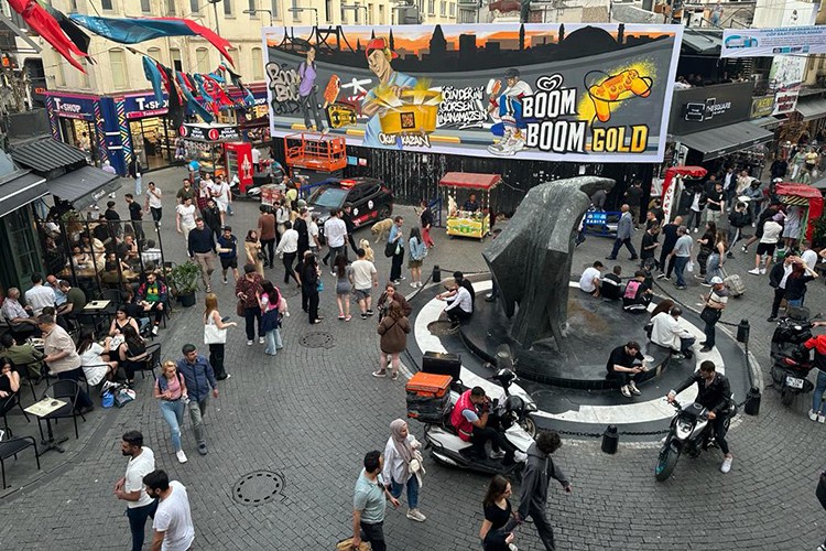 Mural çalışmasıyla herkesi oyuna davet ediyor