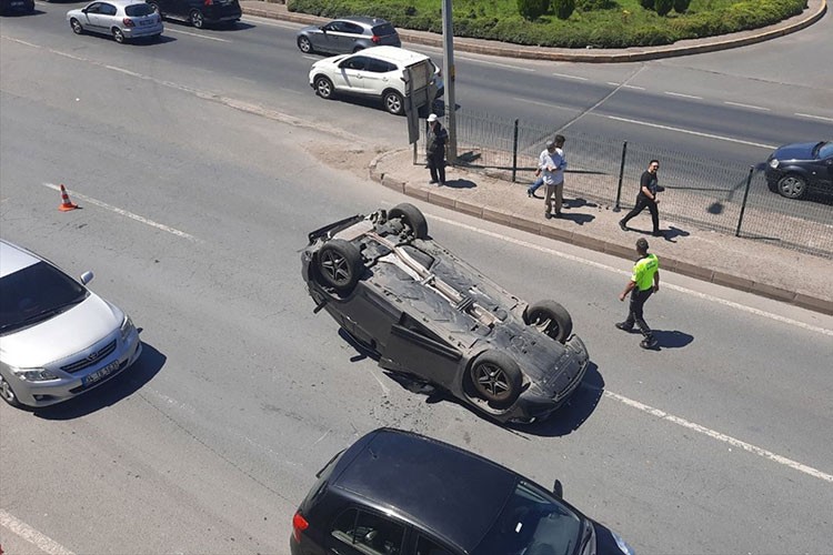 10 metreden yola düşen otomobildeki kişi yaralandı