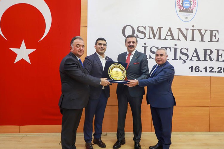 Plaketini Hisarcıklıoğlu verdi