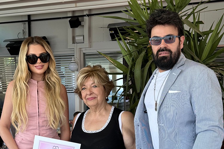 Bebekler adına teşekkür plaketi