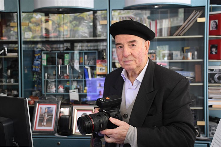 90 yaşındaki fotoğrafçı ilerleyen yaşına rağmen çalışmayı sürdürüyor
