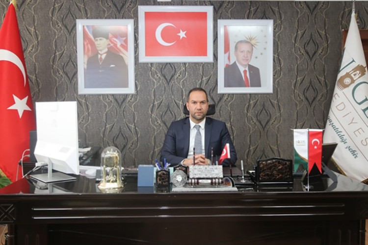 Başkan Özdemir çiftçinin yüzünü güldürdü