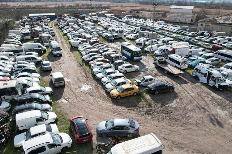 Yedieminlerde bekleyen 14 bin aracın satışının önü açıldı